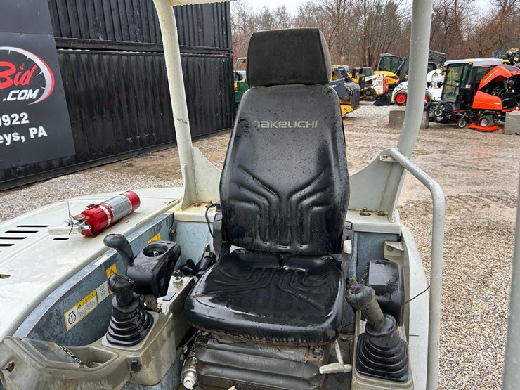 2015-takeuchi-tb260-image-19