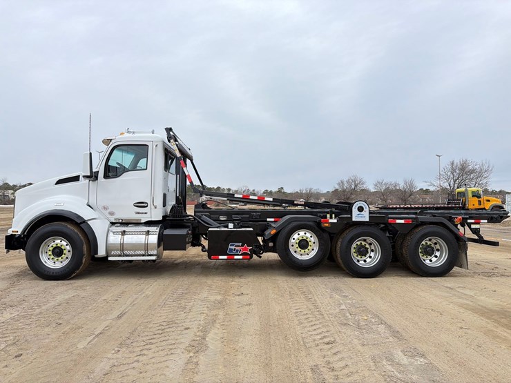 2026-peterbilt-567-image-1