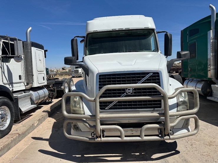 2015-volvo-vn-image-2