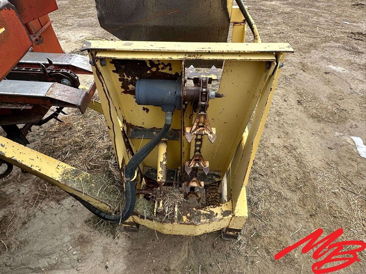 new-holland-1048-image-11