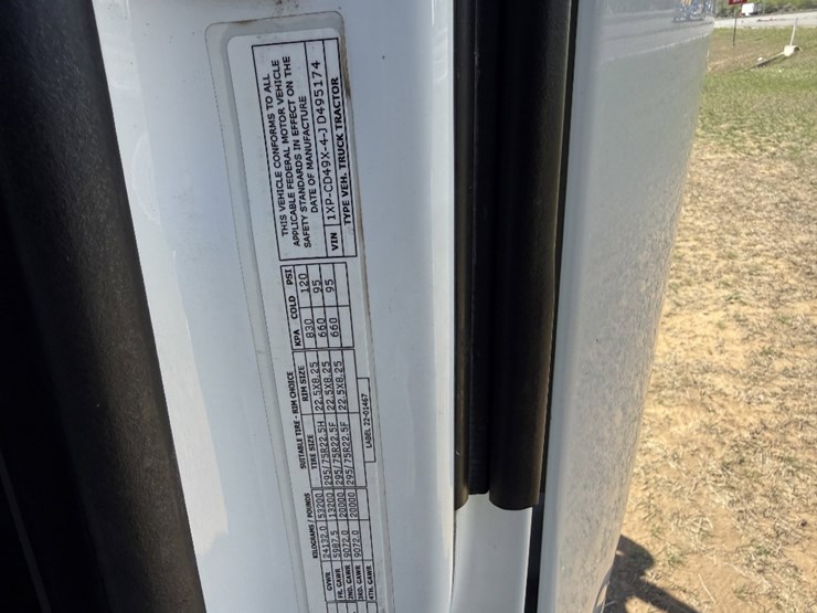 2018-peterbilt-567-image-19