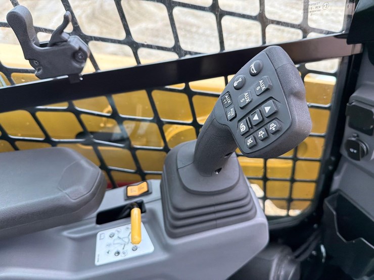 2025-caterpillar-255-image-17