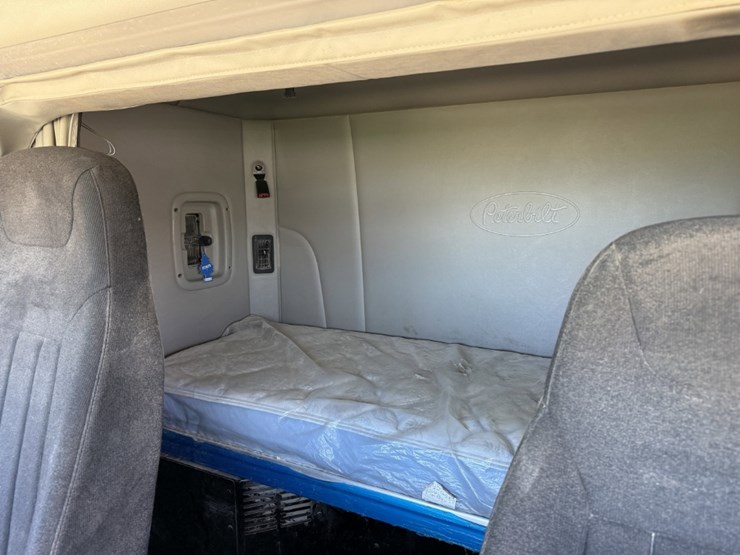 2018-peterbilt-567-image-17