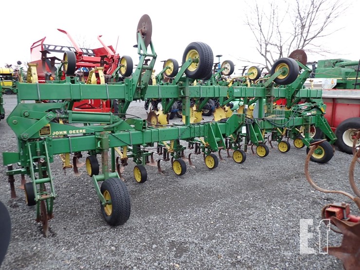 john-deere-845-image-1