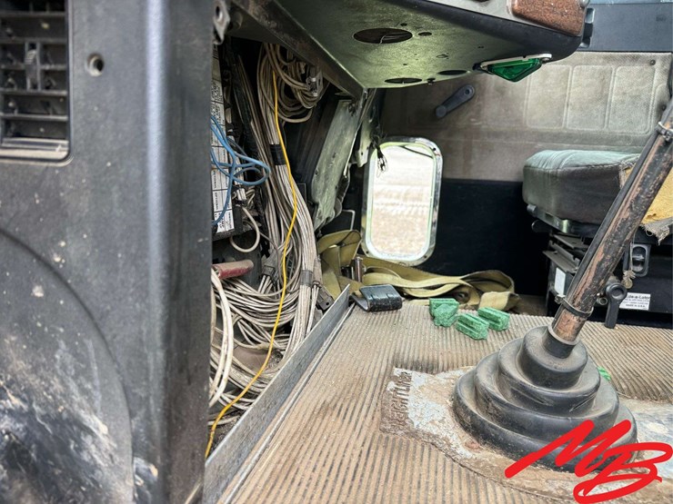 1990-freightliner-fld120-image-29