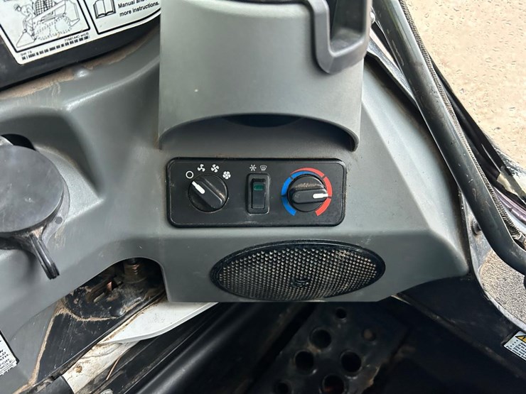 2022-bobcat-t770-image-26