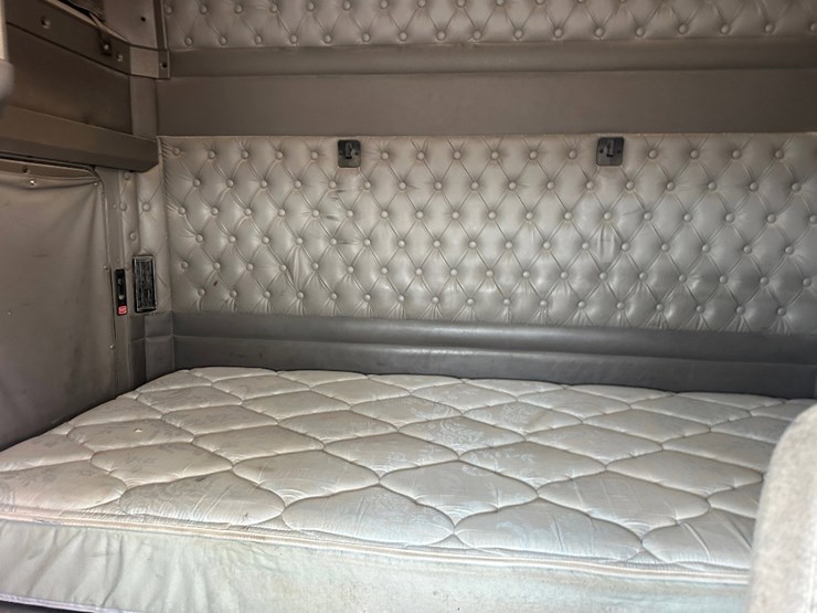 2013-kenworth-t660-image-11