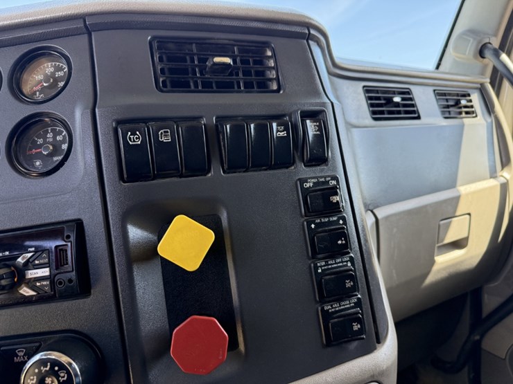 2018-peterbilt-567-image-14