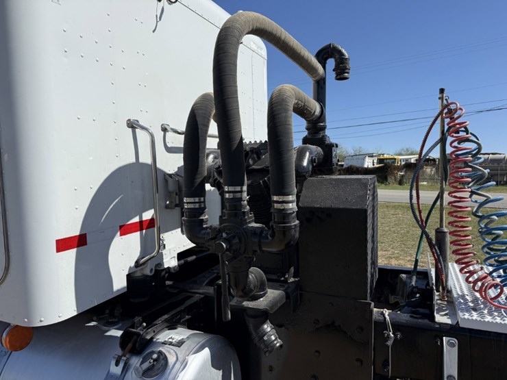 2018-peterbilt-567-image-11
