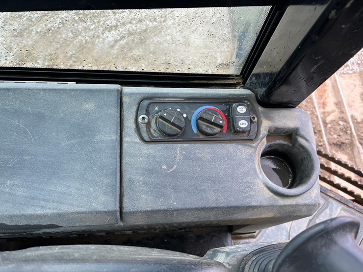 2015-caterpillar-d6k2-lgp-image-29