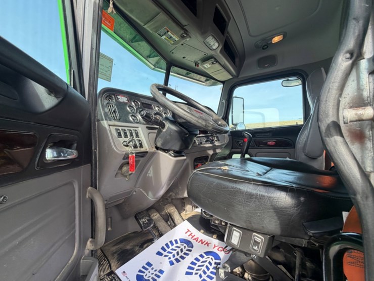 2021-peterbilt-367-image-17