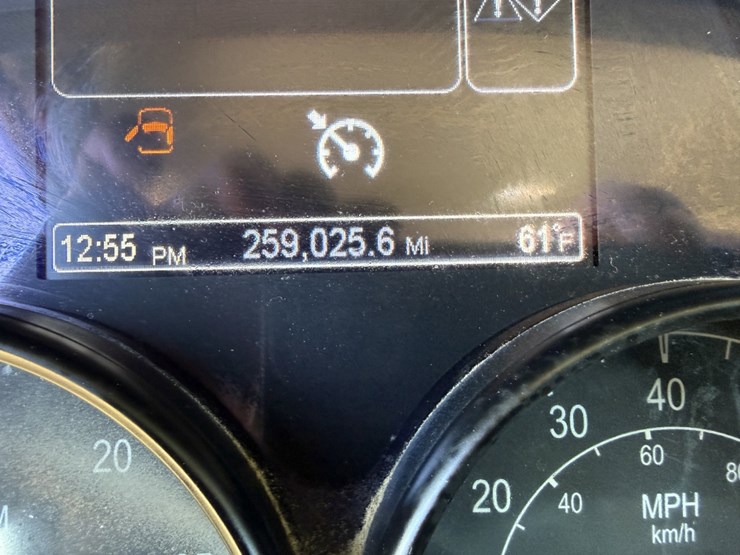 2018-peterbilt-567-image-12