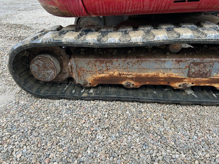 2015-takeuchi-tb260-image-13