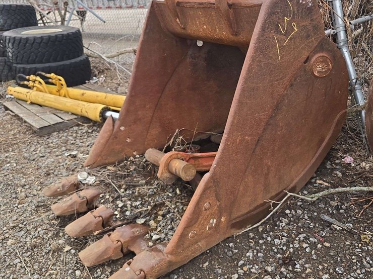 42''-excavator-bucket,-60''-deep-image-1