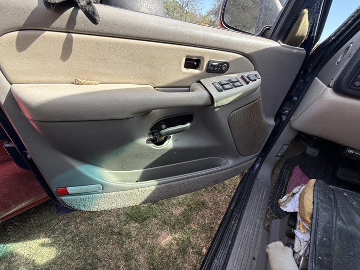 2001-chevrolet-suburban-image-12