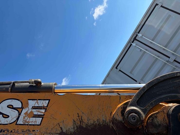 2019-case-580sn-image-12