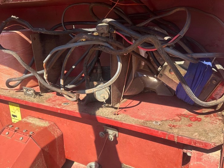 new-holland-br730-image-12