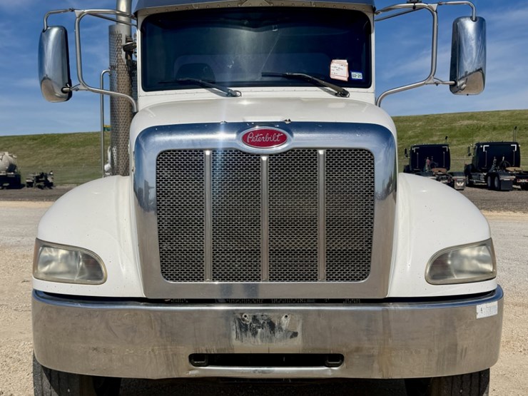 2016-peterbilt-337-image-2