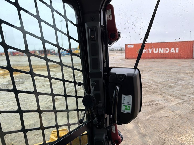 2025-caterpillar-255-image-26