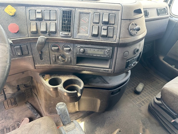 2015-volvo-vn-image-9