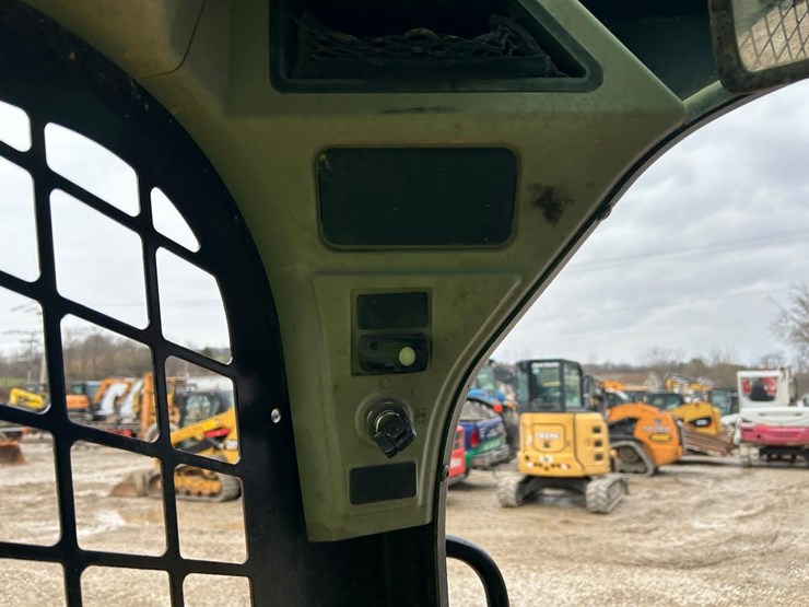 2015-caterpillar-249d-image-27