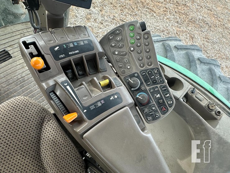 john-deere-8235r-image-16