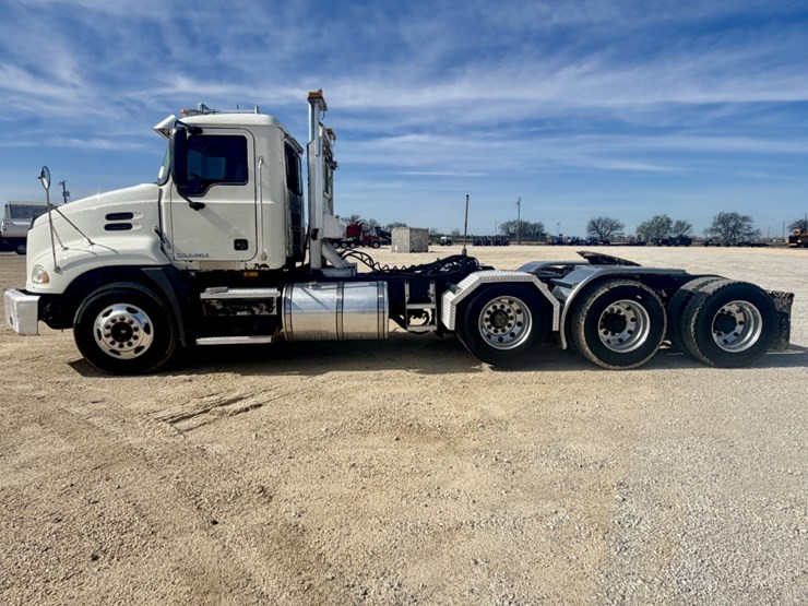 2010-mack-cxu-tri-axle-image-8