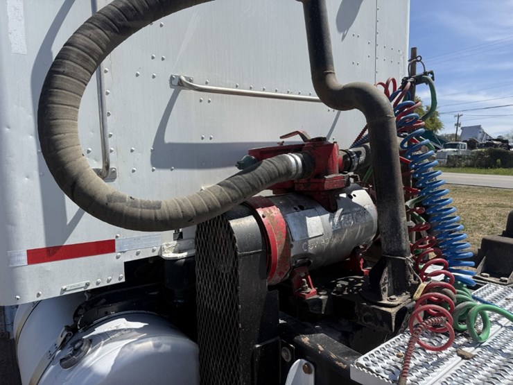 2013-peterbilt-367-image-11