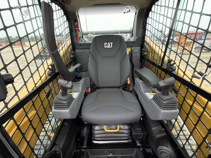 2025-caterpillar-255-image-16