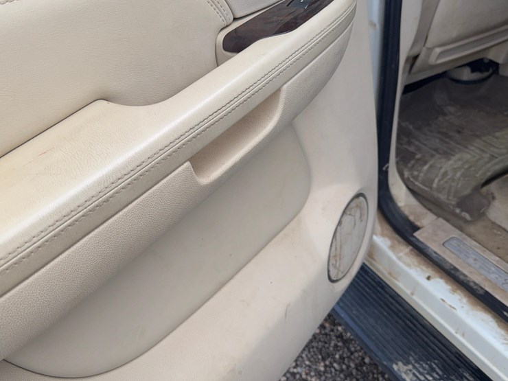 2008-cadillac-escalade-image-18