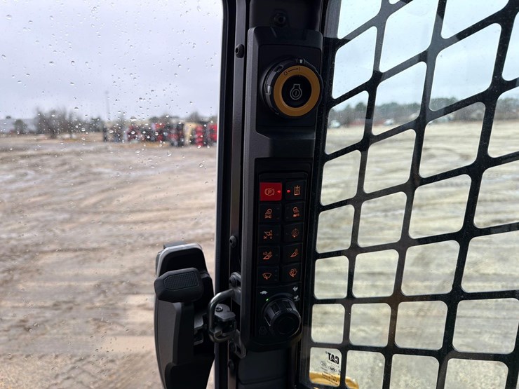 2025-caterpillar-255-image-23