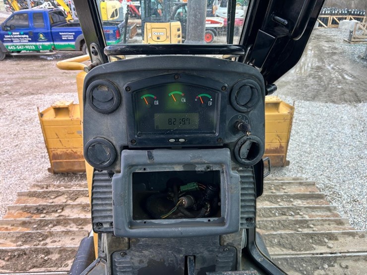 2015-caterpillar-d6k2-lgp-image-23