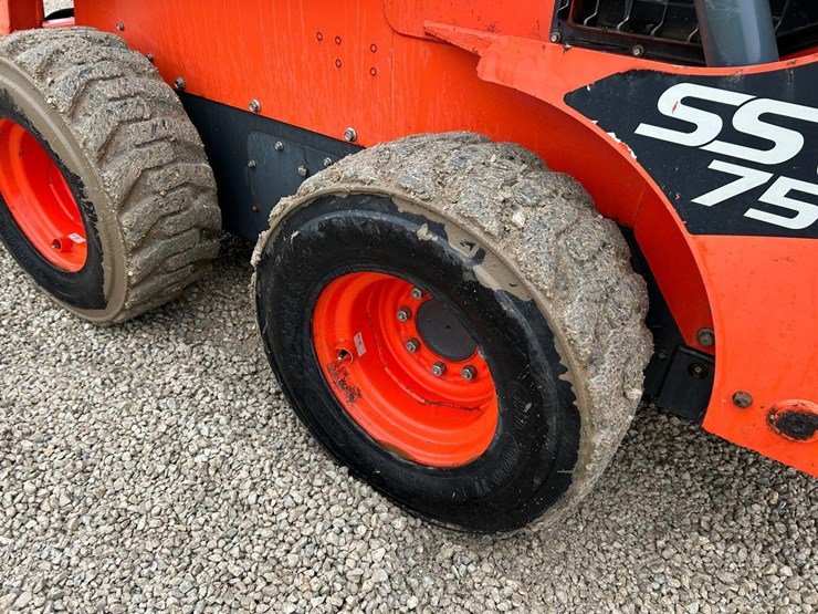 2019-kubota-ssv75-image-15