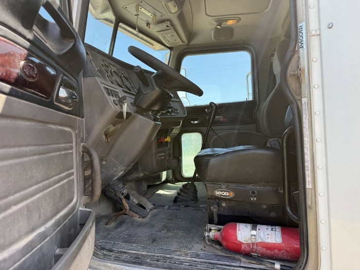 2013-peterbilt-367-image-12