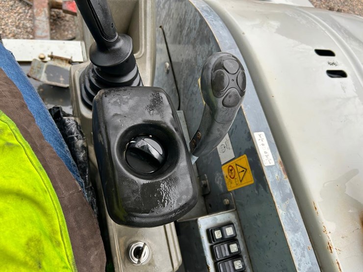 2015-takeuchi-tb260-image-23