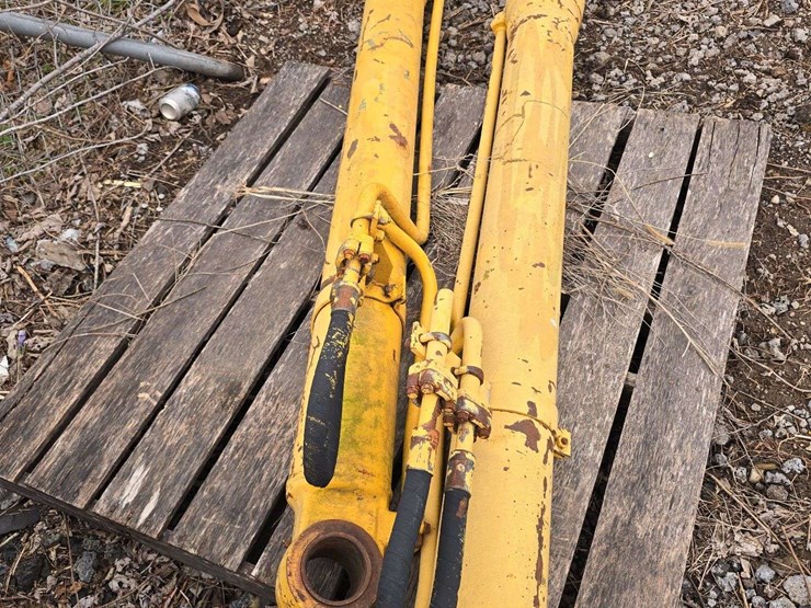 2-spare-excavator-lift-cylinders-off-komatsu-,-4''-x-10'-image-1