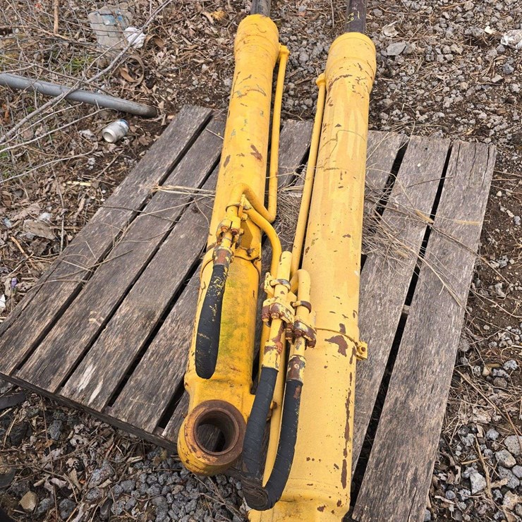 2 Spare Excavator Lift Cylinders off Komatsu , 4'' x 10'