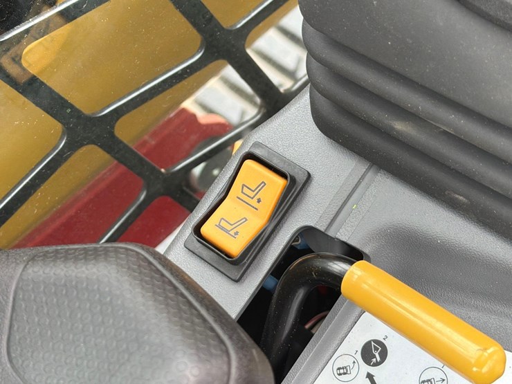 2025-caterpillar-255-image-18