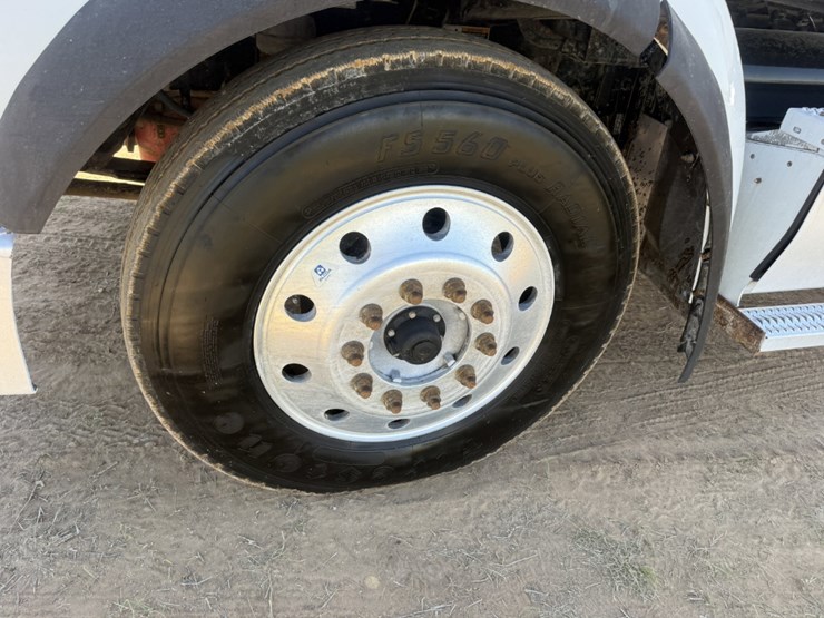 2018-peterbilt-567-image-10