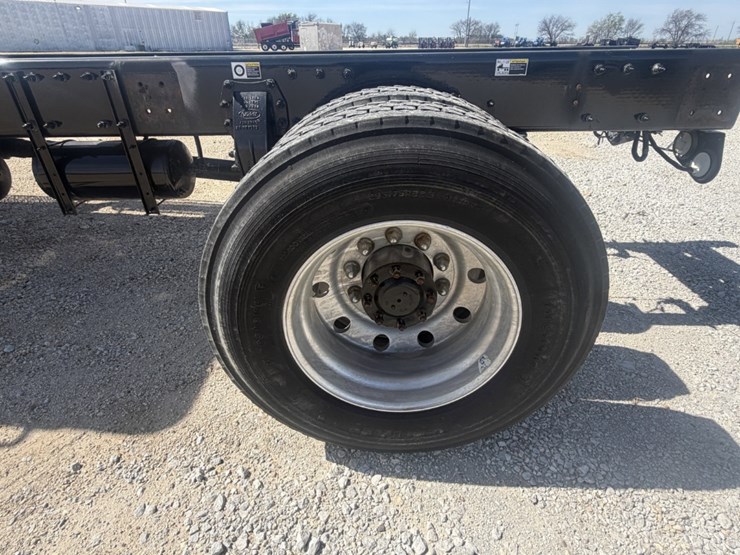 2016-peterbilt-337-image-14