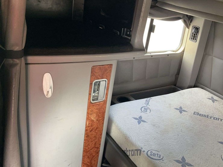 2004-peterbilt-379-image-52