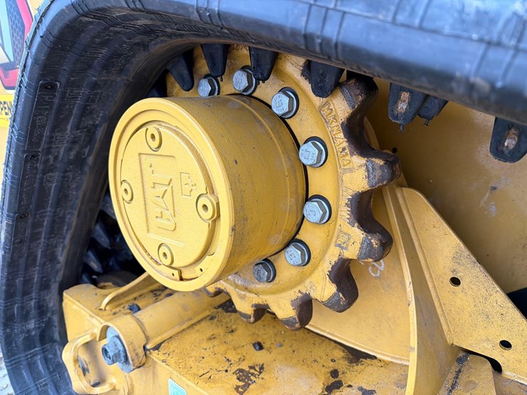 2025-caterpillar-255-image-15