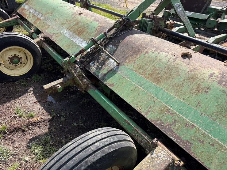 john-deere-220-image-16