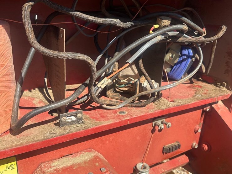 new-holland-br730-image-11