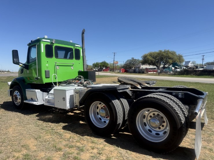 2019-peterbilt-567-image-6