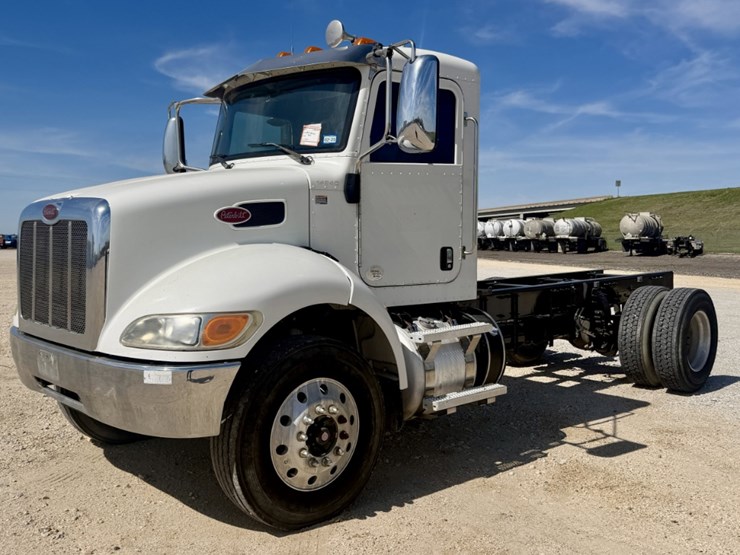 2016-peterbilt-337-image-1