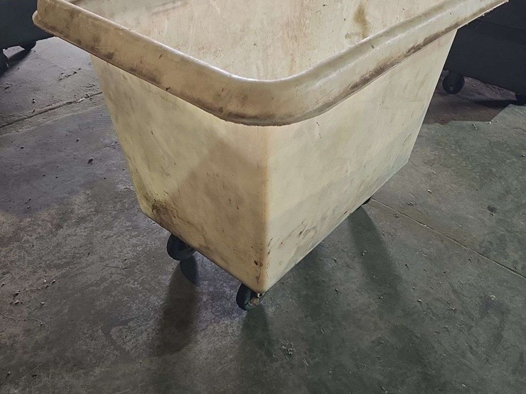 poly-bin-on-casters-image-4