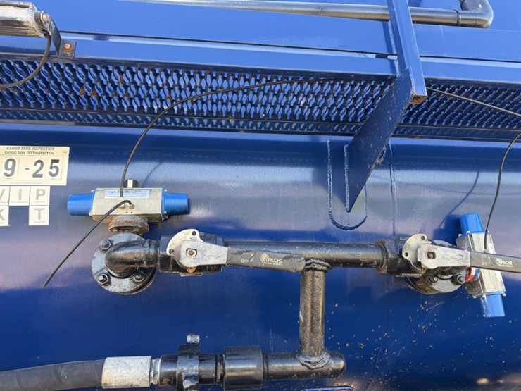 2013-peterbilt-367-image-19