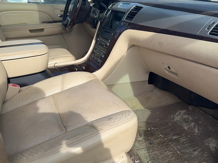 2008-cadillac-escalade-image-36