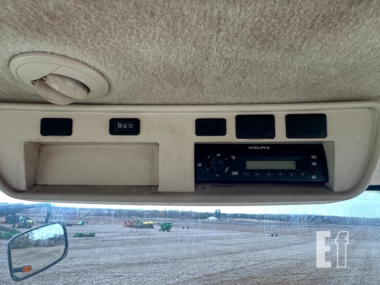 john-deere-8235r-image-17